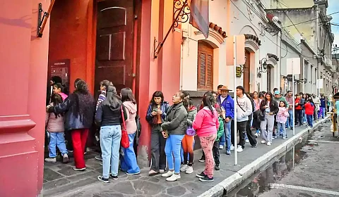 Cola de visitantes en el exterior del Museo Güemes de la ciudad de Salta