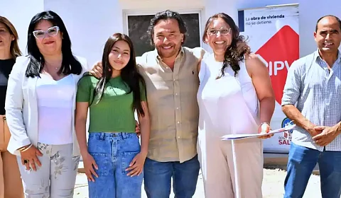 La intendenta Guevara y Sáenz junto a familias adjudicatarias en Cafayate