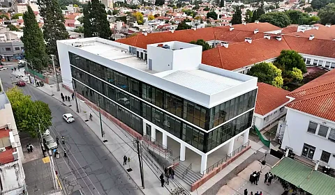 Vista del nuevo edificio de administración del Hospital San Bernardo, en Salta