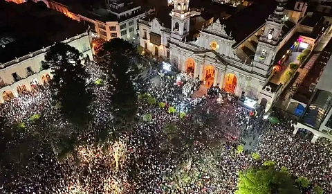Multitud reunida en la Plaza 9 de Julio de Salta