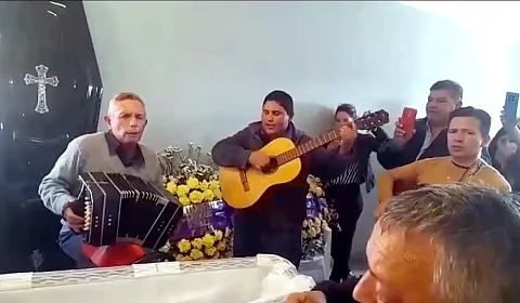 Los ceballitos interpretan un pasodoble en el velatorio de Hermann