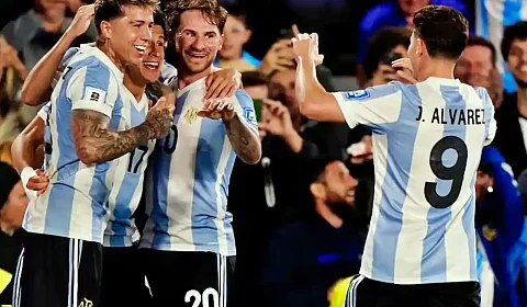 'Muchachos: Tratemos de no darle la pelota a los de amarillo' Enzo Fernández, Giuliano Simeone, Alexis McAllister y Julián Álvarez, los goleadores de la noche
