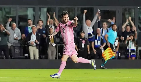 Messi desafía las leyes de la física (y del tiempo cronológico) Messi celebra su gol ante el Sporting Kansas City