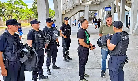 Un policía cada 17 asistentes al partido entre Central Norte y Juventud Antoniana Imagen del despliegue policial en el estadio Martearena