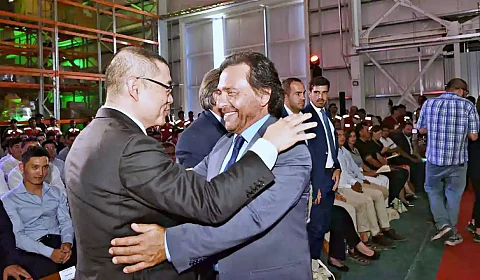 Gustavo Sáenz inaugura en Güemes la tercera planta de litio de Salta Gustavo Sáenz se abraza con el presidente de la empresa propietaria de la planta inaugurada