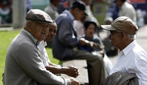Abordar el maltrato a las personas mayores en centros de cuidados