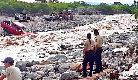 Tres personas fueron rescatadas en Metán al quedar atrapados sus vehículos en el río de Las Conchas Rescate en el río de las Conchas
