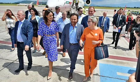 Sáenz recibe en Salta el primer vuelo comercial procedente de Asunción Recepción del vuelo en Salta