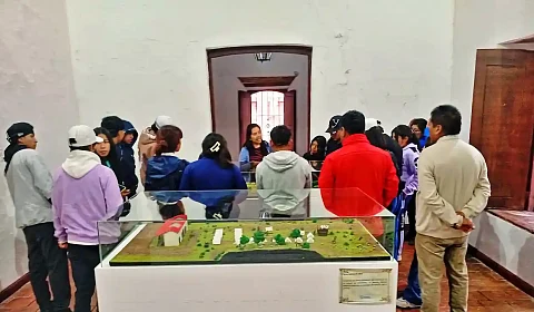 Estudiantes de San Antonio de los Cobres visitan la Casona Histórica de Castañares Visitas guiadas en la Casona Histórica de Castañares