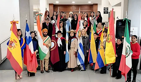 Banderas fuera de la norma en un dudoso homenaje a la 'diversidad cultural' de Salta Banderas de países extranjeros en el homenaje a la diversidad cultural en Salta