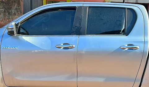 Los fiscales investigan la agresión a la camioneta de campaña en la que viajaba Urtubey Daños en la camioneta en la que viajaba Urtubey
