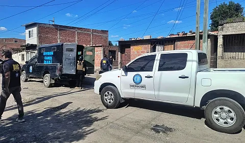 Un importante operativo policial termina con seis detenidos en relación con la muerte de una joven mujer en Salta Operativo policial en la periferia de la ciudad de Salta