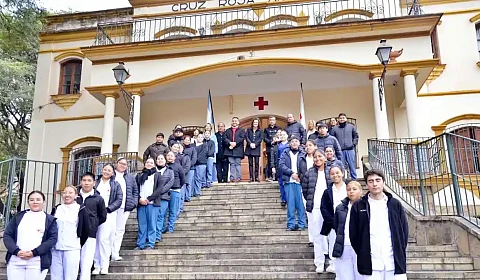 Enfermeros de Salta ganan un primer premio nacional por el uso de nuevas tecnologías en la enseñanza Estudiantes de enfermería de Salta posan junto a la ministra Fiore
