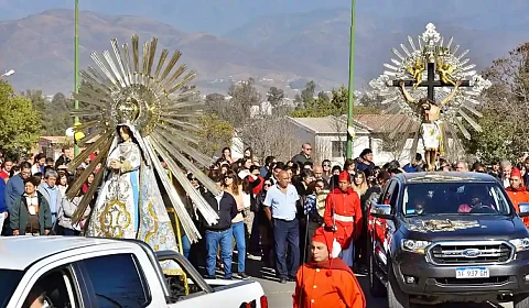 Imágenes 'peregrinas' a cambio de donaciones de 'alimentos y claveles' Las imágenes peregrinas en acción