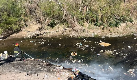 La Municipalidad multa a un hombre que quemaba basura y chatarra en la ribera del río Arenales Los bomberos intentan sofocar el incendio