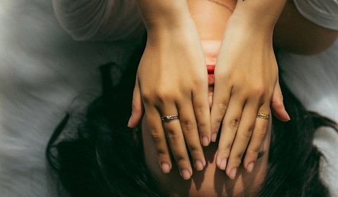 Naciones Unidas Mujeres alerta sobre el aumento de la misoginia en Internet © Unsplash/Anthony Tran | Las mujeres y las niñas se sienten menos cómodas al exponerse a riesgos y amenazas cuando participan en plataformas digitales, según ONU Mujeres