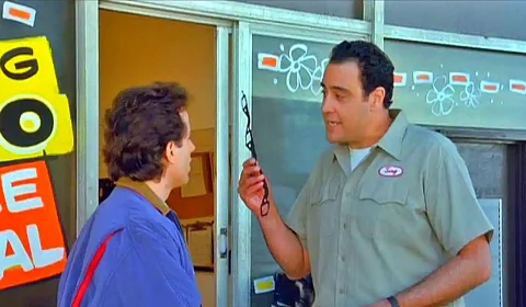 En el día del mecánico, condenan a prisión a uno que retenía un vehículo desde 2016 Jerry Seinfeld y el mecánico Tony Abado, antes de que le secuestrara su Volvo
