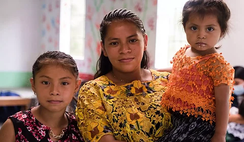 América Latina debe fortalecer la regulación de quienes prestan cuidado a familiares