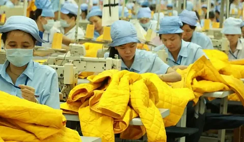 La moda rápida alimenta la crisis mundial de los residuos OIT Asia-Pacífico Trabajadoras de una fábrica textil de Vietnam cosen chaquetas hinchables, destinadas sobre todo a los mercados occidentales.