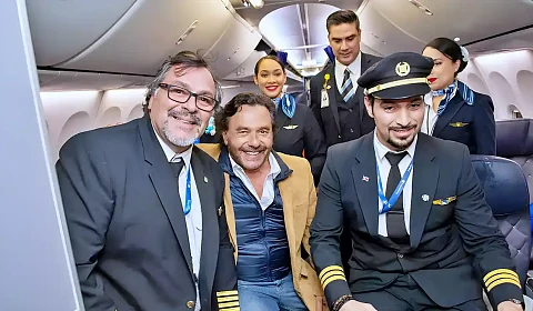 El gobernador Sáenz da la bienvenida en Salta al primer vuelo directo procedente de Panamá Sáenz junto a la tripulación del avión de Copa Airlines