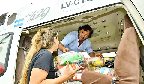 Urtubey mandaba a tirar los alimentos desde el helicóptero a seres humanos como si fuesen chacales Sáenz en el helicóptero