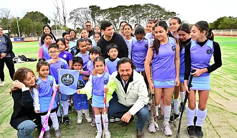 El gobernador Sáenz inaugura una cancha de hockey de césped sintético en Orán Sáenz con jóvenes jugadoras de hockey en Orán