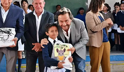 El gobierno de Salta distribuye 185.000 manuales y kits escolares entre alumnos primarios Moreno, Sáenz y Fiore en la escuela de Vaqueros