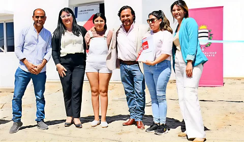 48 familias reciben su nueva casa en Cafayate de manos del gobernador Gustavo Sáenz Gustavo Sáenz durante la entrega de las viviendas