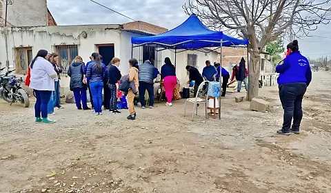 El gobierno refuerza la asistencia sanitaria a los afectados por el incendio en 20 de Junio Puesto de emergencia sanitario en villa 20 de Junio