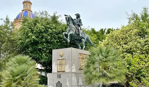 El Embajador argentino en España y su '¡Viva el rey!' Estatua de San Martín en la ciudad de Cádiz