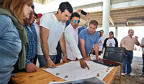 Urtubey prometió en 2017 que en agosto de 2018 estaría 'lista' la nueva terminal de Güemes Urtubey inspecciona los planos de la obra de la terminal de General Güemes en octubre de 2017