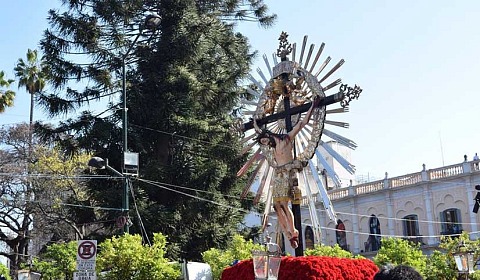 Sobre el' pacto de fe' Sagrada Imagen del Señor del Milagro, a las puertas de la Catedral de Salta
