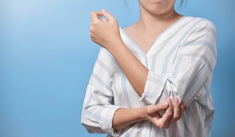 Charla sobre artritis en el hospital Señor del Milagro
