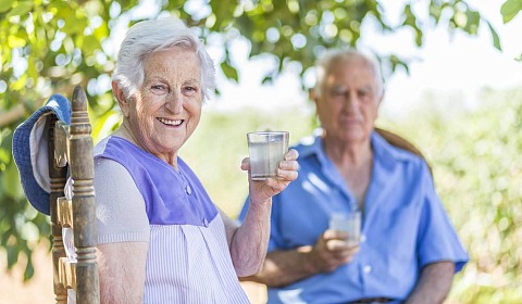 Consejos de Salud Pública para una alimentación saludable de las personas mayores en verano