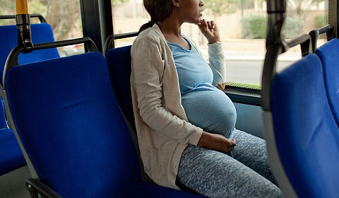 Las barreras económicas y sociales desalientan la fertilidad en América Latina