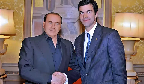 Urtubey no representa a la minoría antimileísta de Salta Urtubey (a la derecha), junto a Silvio Berlusconi, líder de la ultraderecha italiana