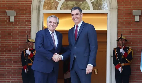 La reacción 'kirchnerista' del gobierno de Pedro Sánchez tras la condena al Fiscal General del Estado Alberto Fernández y Pedro Sánchez en La Moncloa