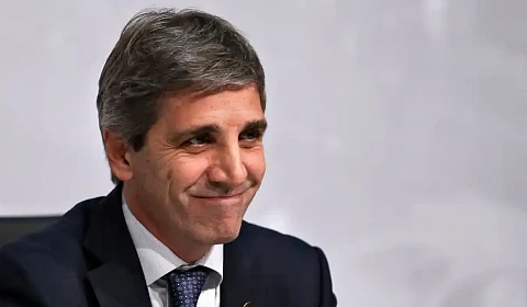 Leyes: un fin de año con la copa medio llena (¿o medio vacía?) Luis Caputo, Ministro de Economía