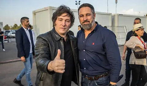 Milei 'internacionaliza' a la derecha, lo mismo que históricamente hicieron los socialistas Javier Milei con Santiago Abascal, líder de la extrema derecha española