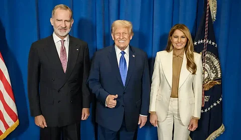 Trump imita el gesto del pulgar de Milei en su foto con Felipe VI Felipe VI, Donald y Melania Trump