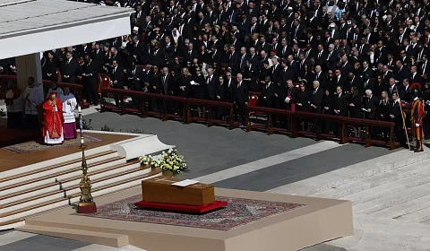 Miles de fieles y líderes internacionales despiden al papa Francisco en Roma