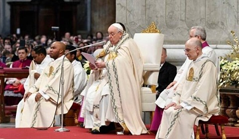 Francisco pide en la primera misa del año promover el respeto a la dignidad de la vida humana
