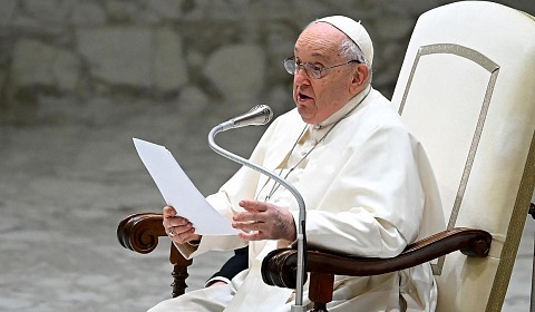 El papa Francisco presenta una ligera mejoría en su estado de salud