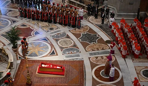 El féretro del papa Francisco llega a la basílica de San Pedro