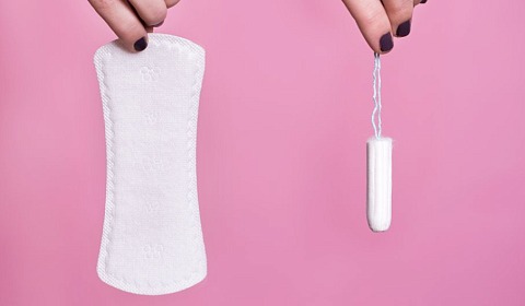Por qué millones de niñas y mujeres no pueden permitirse los productos menstruales