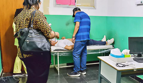 Mangione inspecciona por sorpresa la guardia nocturna del hospital de Orán Mangione palpa a un enfermo en el hospital de Orán